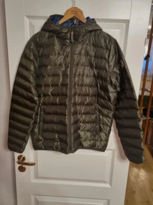 Jacka - Helt ny olivgrön lättviktsjacka i storlek S från knowledge cotton apparel, nypris 1500 kr