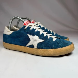 Golden Goose - Säljer nu mina Golden Goose då dom inte passar längre. Väldigt unik modell och väl omhändertagna. Jag har tyvärr ingen box eller påse men kan skicka mer bilder för att garantera äktheten.