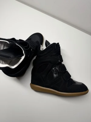 Isabel marant skor - Hej💗 säljer mina helt nya marant skor. Säljer då dom inte passar mig. Köpte av en tjej här på plick där av kan jag inte lämna tillbaka dom💗 skit snygga o väldigt sköna för o vara lite högre skor. Har inte heller någon sko låda eller kvitton men skriv gärna om du är intresserad💗 kan gå ner i pris vid snabb affär 