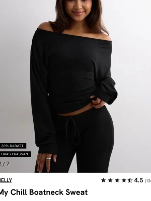 Svart offshoulder topp från Nelly - Cool svart offshoulder topp från Nelly med båthals och lång ärm. Toppens passform är loose och den har en croppad stil som visar lite midja. Perfekt för dig som gillar en avslappnad och trendig look. Materialet känns mjukt och stretchigt. Smått nopprig men inget märkbart!🖤