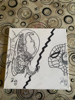Handritad tavla Venom och Spiderman - Unik handritad tavla på canvas med svartvit illustration av Venom och Spiderman, separerade av en zigzag-linje. Signerad med initialerna AJ. Perfekt för dig som gillar superhjältar och cool konst till rummet.