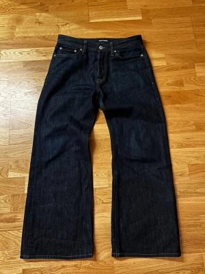 Jeans wide/bootcut/flare  - Jeansen som är slutsålda i hela Europa! Skit snygga jeans i en galen mörkblå färg med den festaste passformen man kan ha. Storlek 31/30 och använda en gång! 