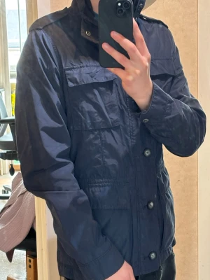 Field jacka - En navy Field jacka i märket East west från brothers, sitter väldigt bra och perfekt nu när det börjar blir varmare. Storlek S men passar även M. Hör av dig vid frågor🤝
