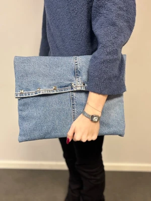 Datorfodral 💙 - Ljusblått datorfodral av återvunna jeans med filt och silke inuti, silvriga nitar och magnetisk knapp!💙 Fodralet är ca 37x27 cm🌟