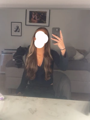 Brun löshår tejp extensions  - Säljer ett set med tejp extensions. Färgen är naturligt brun med en blandning av ljusare slingor i vissa tejp extensions. Säljer då jag tyckte färgen blev för mörk för mig endast isatt en gång och tog ut efter bara några dagar så gott som nytt. Priset kan diskuteras vid snabb affär 