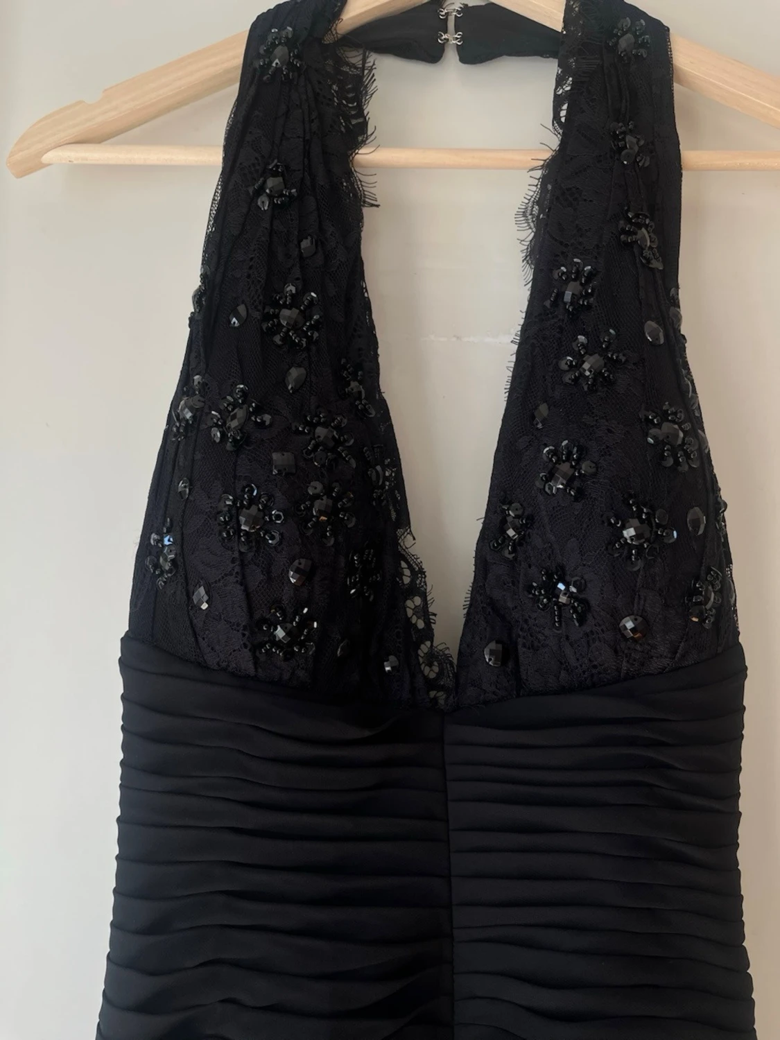 Svart långklänning med spets och pärlor - 1