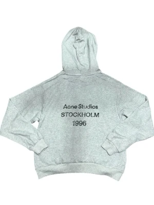 Acne Studios Hoodie Grå - Den klassiska Acne hoodien i grått. Som vanligt med acne är passformen oversized - S passar M för en mer slimmad fit - Skick 9/10. Pris kan diskuteras vid en snabb affär. Skickas eller möts upp. Hör av dig vid minsta fundering! 