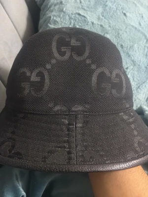 BUCKET HAT från gg svart jumbo - Svart Bucket hat f