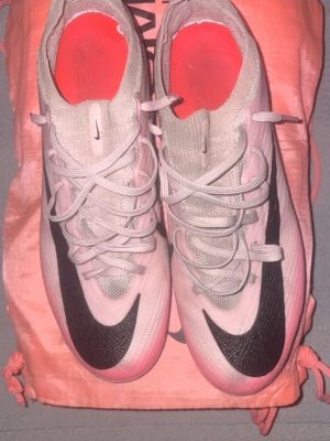 Nike Mercurial vapor 15 elite - Säljer ett par Nike Mercurial Elite fotbollsskor som jag har använt få gånger. Skorna kommer med original påsen. Säljs för att de ej passar min fot. Dessa är limited edition och görs inte längre!