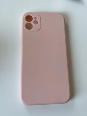 Ljusrosa mobilskal i silikon - Snyggt ljusrosa mobilskal i mjukt silikonmaterial. Skalets design är enkel och stilren med rundade hörn och utskärningar för kamera och knappar. Passar perfekt för dig som vill ha ett minimalistiskt och trendigt skydd till din mobil.