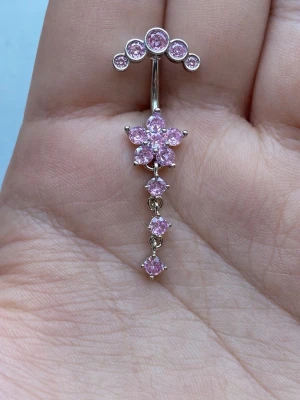 🌸NY Oanvänd navelpiercing med rosa stenar i 304 rostfritt stål 🌸 - 🔥 ERBJUDANDE: Få 30% rabatt när du köper 2 valfria piercingar! 🔥  Passa på att fynda och uppdatera din smyckessamling 💖 Skicka ett meddelande vid intresse eller frågor!