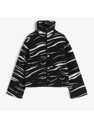 Zebra teddy jacka  - Så snygg slutsåld teddy jacka från hm! Perfekt till våren ! Inga defekter. Kan även användas som kofta . Skriv för fler bilder 