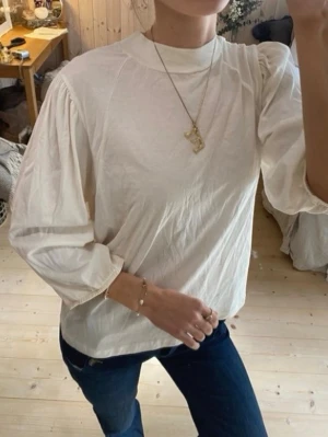 Trekvartsärmad tröja med puffärmar  - SÅÅ snygg