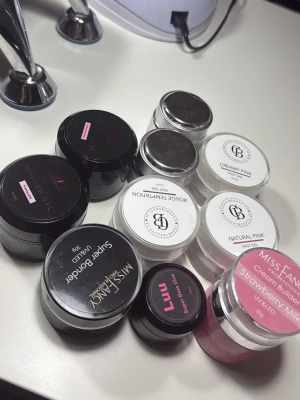 Nagelgeler och builder gels mix - Säljer ett mixat kit med nagelgeler och builder gels från Miss Fancy, CB och Luu. Färgerna inkluderar creamy pink, natural pink, super bonder, rouge temptation och strawberry milk. Perfekt för dig som vill skapa snygga naglar med olika nyanser av rosa och nude.💗