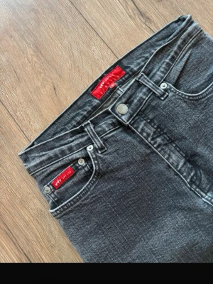 Gråa jeans - Utsvängda gråa byxor med bootcut vibes från affliction