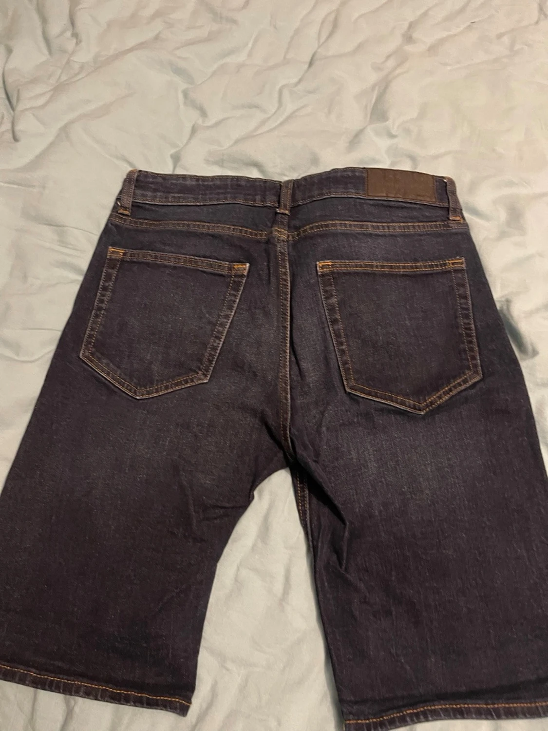 Mörkblå jeansshorts från Dressmann