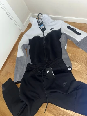 Nike tech fleece  - En helt ny Nike tech fleece set, tröjan o byxorna ingår självklart👌. Helt ny och oanvänd och inga konstigheter med den! Storlek M men passar även storlek S✅