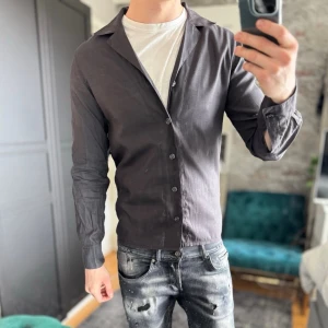 Oscar jacobson overshirt - Mycket bra skick, inga defekter! Passar dig som är mellan 170-180cm ungefär. Modellen är 185 cm, 75kg. Passar bra nu till våren! Skriv för mer information!🤝