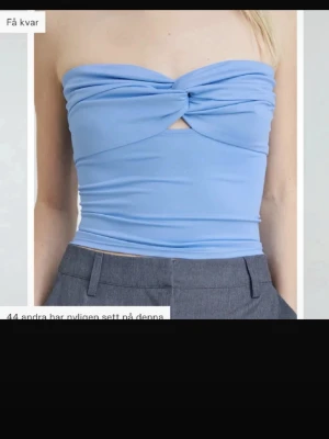 Blå bandeau tubtopp med twist - Säljer en ljusblå bandeau tubtopp med twistad detalj framtill. Aldrig använd. Pris kan diskuteras 💕