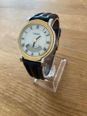 1980 Tissot Ana-Digi Retro 38mm Herrur - Säljer en ovanlig men snygg vintage herrklocka från Schweiziska Tissot i mycket fint skick enligt bilder. Okänd funktion, armband i äkta läder, digital, vattentät, osv. Behöver förmodligen service. Fås i rejäl stötskyddande box klädd i skumgummi. Begagnat värde: < 4000 SEK Mitt pris: 989 SEK  Skickas alltid snabbt och spårbart. Skriv vid frågor och se gärna mina andra annonser!  