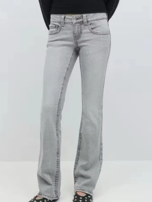 Gråa bootcut jeans med fickor - Säljer ett par grå bootcut jeans med markerade sömmar från perfect jeans ginatricot. Jeansen har två framfickor och två bakfickor med lock och knapp. Ett par klassiska jeans i mjukt denimtyg, perfekta till vardagslooken.