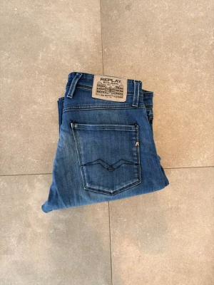 Replay anbass  - Tjena, säljer nu dessa riktigt snygga Replay anbass i Stl W32 L32. Dom är i riktigt bra skick. Nypris 1600✅Vid minsta funderingar så är det bara att höra av sig//Allt gott