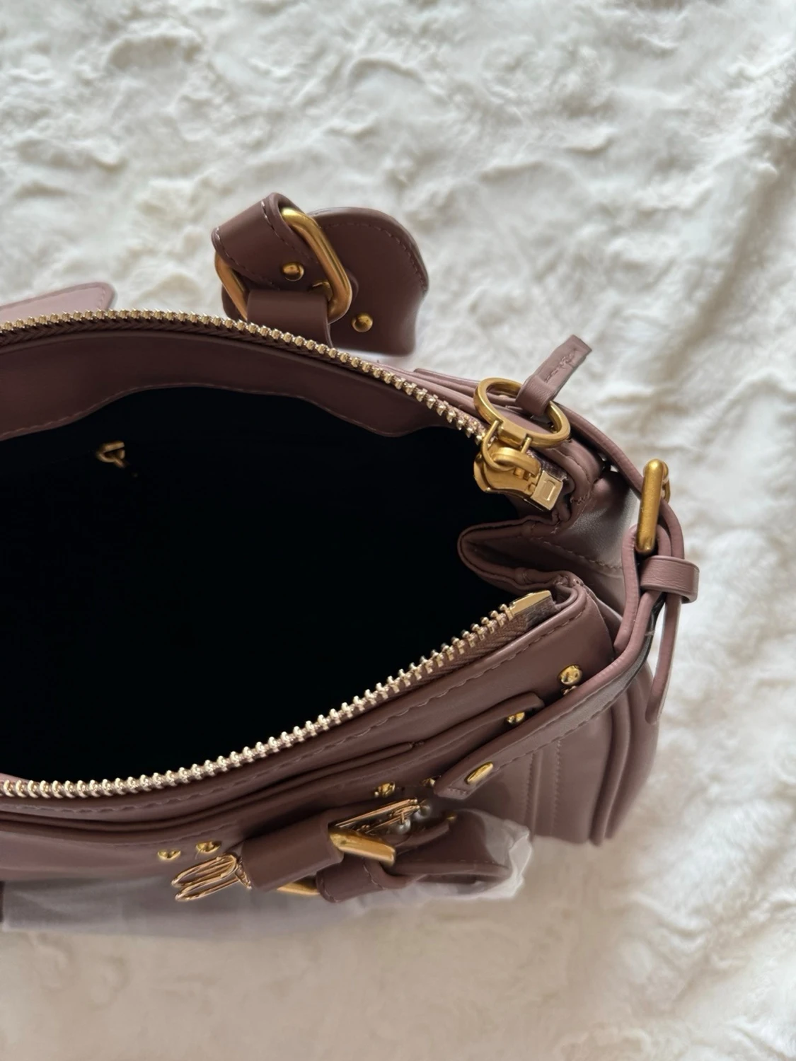 Rosa handväska med gulddetaljer - 5