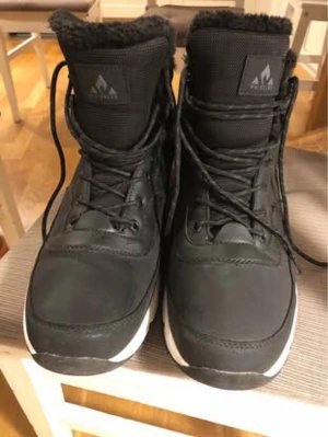 Svarta vinterkängor från Whistler - Svarta kängor från Everest med högt skaft, snörning och rejäl sula. Insidan är fodrad med mjuk pälsimitation för extra värme. Vattentäta. Endast sparsamt använda. 