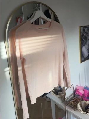 Ljusrosa cashmeretröja Soft Goat - Superskön ljusrosa stickad tröja från Soft Goat i 100% cashmere. Tröjan har rund halsringning, långa ärmar och ribbade muddar. Perfekt för dig som gillar mjuka och stilrena plagg i en enkel, klassisk modell. Den är lite nopprig