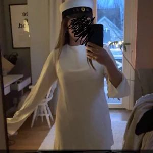 Studentklänning  - Super söt klänning, köpte två storlekar och säljer denna storlek som inte passade, då det var krångligt att lämna tillbaka! Helt ny med prislapp kvar❤️