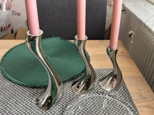 Georg Jensen ljusstakar i silverfärg - Säljer tre stilrena och moderna ljusstakar från Georg Jensen i blank silverfärgad metall. De har en unik, böjd form som ger ett konstnärligt intryck och passar perfekt som dekoration på matbordet eller i vardagsrummet. Plats för vanliga kronljus.