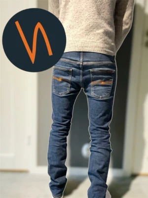 Nudie Jeans Thin Finn - Säljer dessa feta mörkblåa Nudie Jeansen av modellen Thin finn🔥 Jeansen är i mycket fint skick och har inga defekter🙂  ————————— Modell: Thin Finn Org. Dry Twill  Storlek: W33 L34  !Utgå dock från måtten i bilderna! Modellen är ca 178 cm lång och väger 68kg, jeansen passar även längre👍  Har du några frågor eller om fler bilder önskas så tveka inte på att höra av dig😁