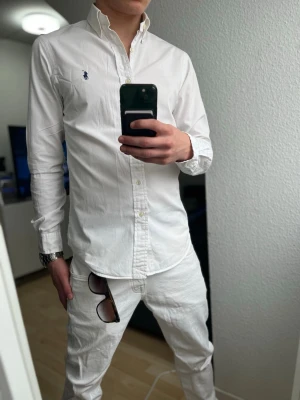 Ralph Lauren skjorta - Rikigt skön Ralph Lauren skjorta i storlek S! Perfekt nu med en vit skjorta till sommaren☀️inga defekter skriv om ni har några funderingar!