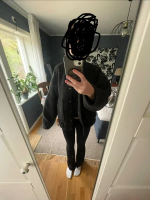 Svart oversized teddyjacka - Mysig svart teddyjacka med oversized passform och stora fickor framtill. Säljer då den var lite stor för mig då jag brukar ha S🥰