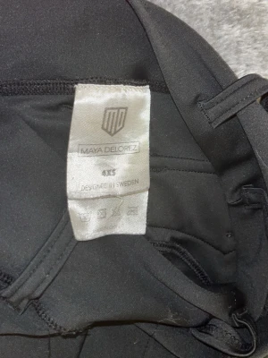 Svarta ridtights från Maya Delorez - Snygga svarta ridtights från Maya Delorez med hög midja och silikonprint på benen för extra grepp. Tightsen har fickor och är tillverkade i ett stretchigt funktionsmaterial som är till för ridning ridning. Nypris ca 1200kr