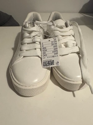 Vita chunky sneakers - Stilrena helvita sneakers med breda snören och chunky sneakers med platåsula. Perfekta för dig som gillar en clean och modern look.