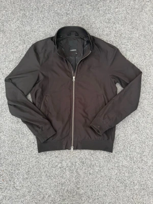 J.Lindeberg vindjacka | S - J.Lindeberg vindjacka | Storlek: S | Mycket bra skick | Färg: Svart | Perfekt i detta väder | Hör av er vid prisförslag eller frågor!🤝 