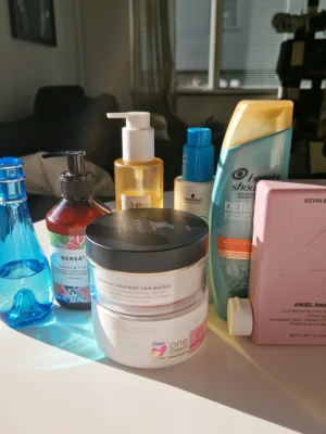 Skönhetsprodukter mixad samling - Samling med skönhetsprodukter: Dove One Cream, Head & Shoulders DermaxPro schampo, Kevin Murphy Angel Rinse balsam, Schwarzkopf BC Moisture Kick, Berså handlotion och Joseon cleanser. Parfymen har 50% kvar, resten har 60-80% kvar.