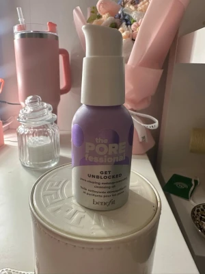 Benefit rengöringsolja The POREfessional - The POREfessional Get Unblocked är en lila rengöringsolja från Benefit i en smidig pumpflaska. Oljan tar effektivt bort makeup och rengör porerna på djupet. Flaskan rymmer 19 ml och har en modern, stilren design.