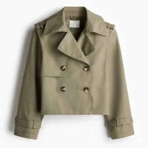 Grön trenchcoat  - Säljer nu min oanvända gröna trenchcoat från H&M som är HELT slutsåld!🥹💚