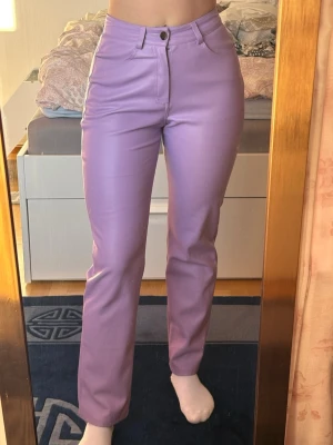 Lila fejkläderbyxor 💜 - Lila fejkläderbyxor från NLY TREND 💜 Strl 32 men passar mig som brukar ha XS 