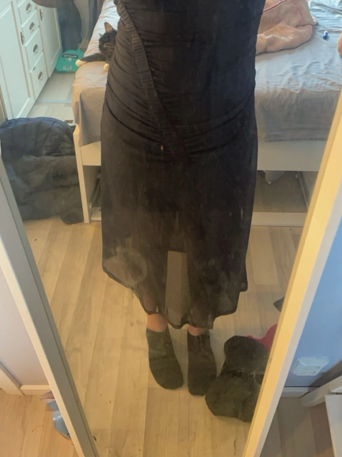 Svart långklänning med rynkade detaljer - 2