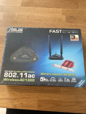 Asus PCE-AC56 WiFi-adapter (NYTT) - Säljer ett premium Gigabit 5G nätverkskort för trådlöst wifi/internet från Asus. Extrema hastigheter upp till 1300 mbit/s. Lämplig för gaming och andra med höga krav på hastighet. AI funktioner med mera. Se bilder för fler detaljer. Aldrig använd och fås i originalförpackning med plasten kvar.   Nypris: 600 SEK Mitt pris: 448 SEK  Skickas alltid snabbt och spårbart. Skriv vid frågor och se gärna mina andra annonser!   GRATIS: För återkommande kunder erbjuder jag personlig experthjälp för dig att