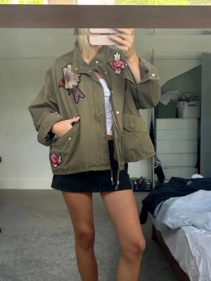 Grön jacka från H&M  - Ursnygg grön jacka med tryck och nitar från H&M. Den är i storlek XS men passar även någon som bär S och M. Den är luftig vilket gör att man kan ha stickat under 🥰❤️