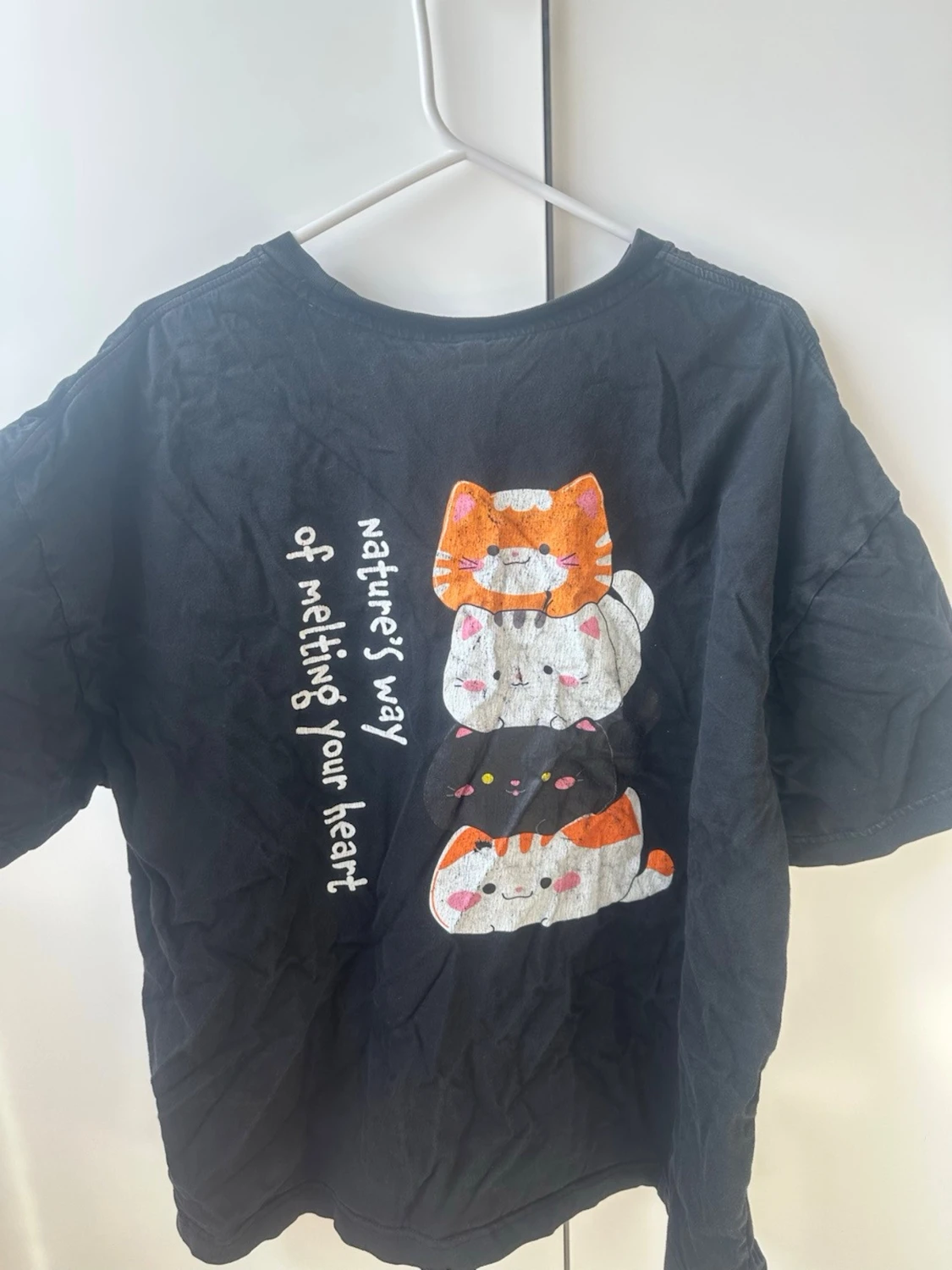 Svart t-shirt med kattmotiv  - 1