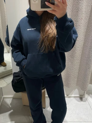 Mörkblå oversized hoodie Vinea Design - Säljer detta snygga mjukissett med en mörkblå overssize hoodie och lågmidjade mjukis byxor. Om ni köper båda kan ni få dem för 399 och om ni bara vill ha en av dem så säljs de för 249 då jag köpte det för 499. Storlek M på hoddie och S på byxor. Skicka för fler bilder