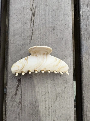 Beige hårklämma - Snygg beige hårklämma med silikon på insidan som skapar en antislip funktion. Håller sig på plats hela dagen🤩