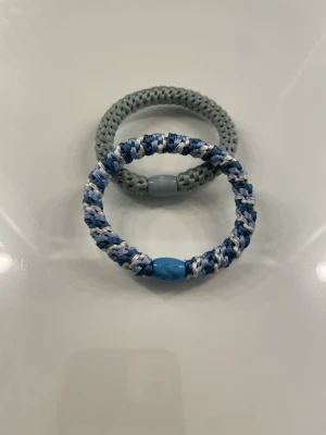 Tofsar  - En grön och en blå vit tofs fina som armband 