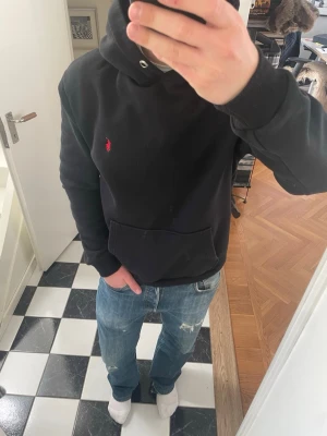 Polo hoodie  - Tja säljer en snygg svart Ralph lauren polo hoodie. Tröjan är i storlek M men passar även L. Modellen på bilderna är 175 och 72kg. Skriv vid frågor och funderingar 