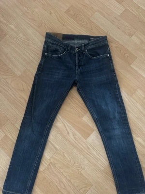 Dondup jeans - Säljer nu mina dondup jeans då jag inte använt dom samt dom e för små. Skick 9/10 strlk 30 